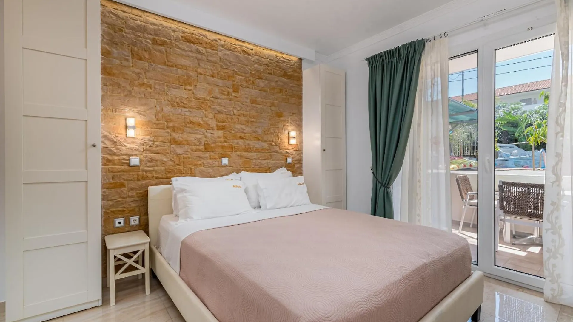 Hotel Aeollos Pefkochori 3*,